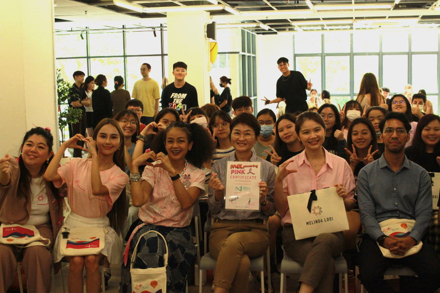 Jestinna Kuan and Melinda Looi came to OneWorld Hanxin to promote the #MelpoweringPink "Breast Cancer Awareness" campaign.